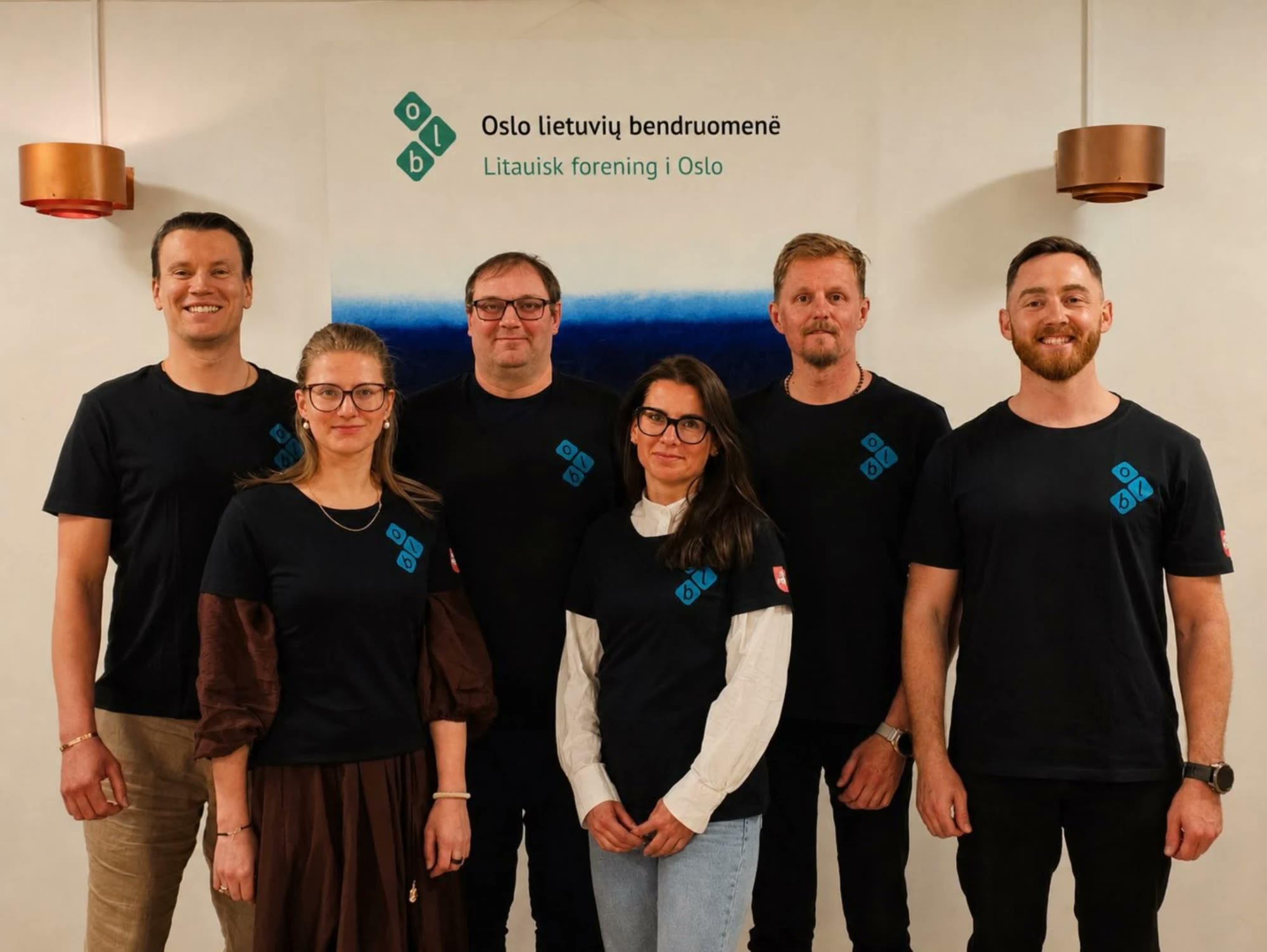 Oslo lietuvių bendruomenės valdyba su OLB marškinėliais